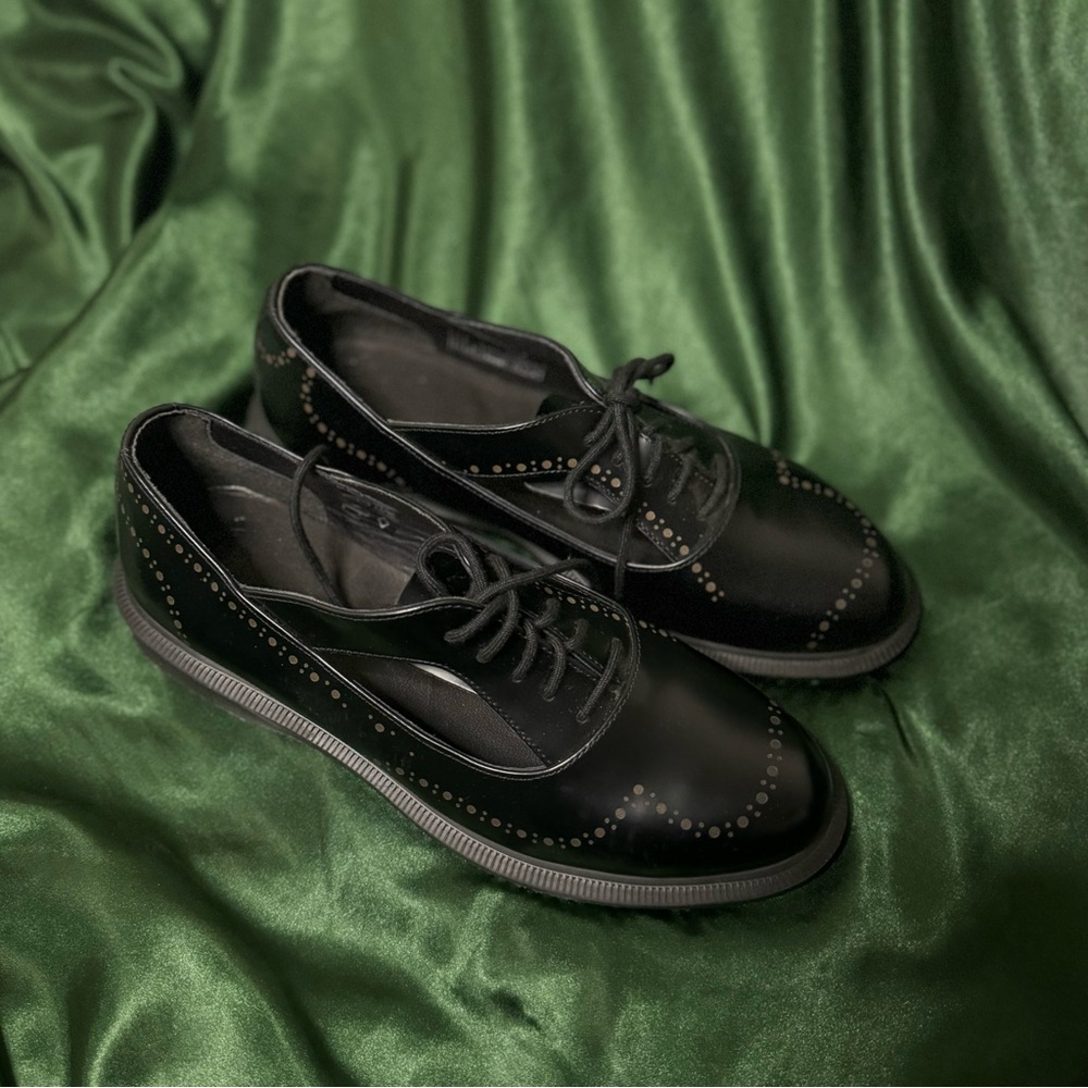 EUC sz 9 Dr. Martens Ruby Black
Polished Oxford